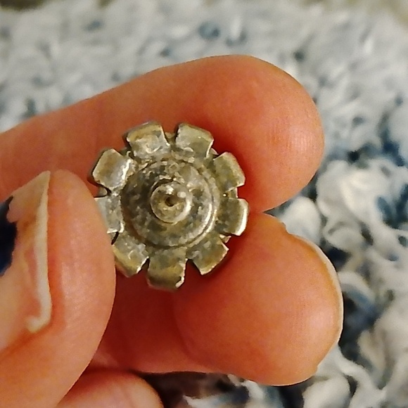 Elegant Green and Silver Stud Earrings - Picture 6 of 8